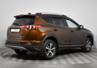 Подержанный автомобиль Toyota RAV4 2017 года (5 фото)