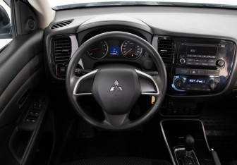 Подержанный автомобиль Mitsubishi Outlander 2017 года (10 фото)