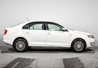 Подержанный автомобиль Skoda Rapid Liftback 2014 года (4 фото)