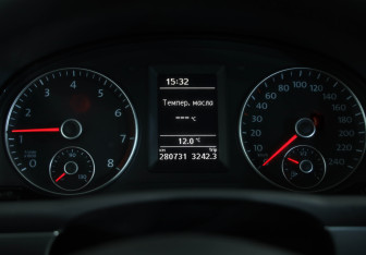 Подержанный автомобиль Volkswagen Touran 2012 года (12 фото)