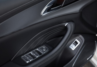 Подержанный автомобиль Hongqi H5 2023 года (26 фото)