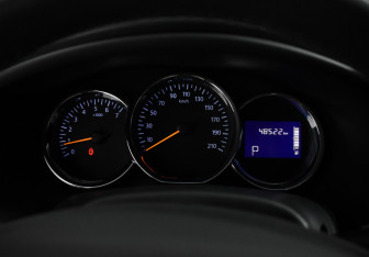 Подержанный автомобиль Renault Sandero 2015 года (16 фото)