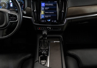 Подержанный автомобиль Volvo V90 Cross Country 2018 года (14 фото)