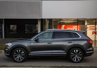 Подержанный автомобиль Volkswagen Touareg 2020 года (8 фото)