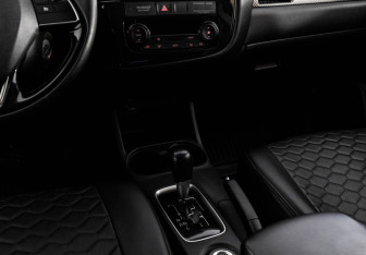 Подержанный автомобиль Mitsubishi Outlander 2016 года (13 фото)