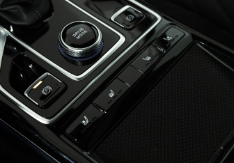 Подержанный автомобиль Hongqi HS5 2024 года (18 фото)