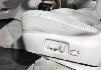 Подержанный автомобиль Lexus LX 2007 года (10 фото)