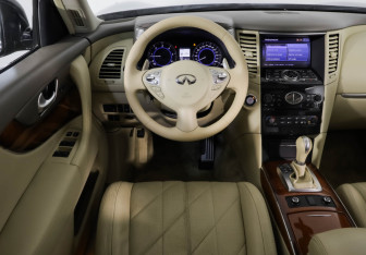 Подержанный автомобиль Infiniti FX 2012 года (12 фото)