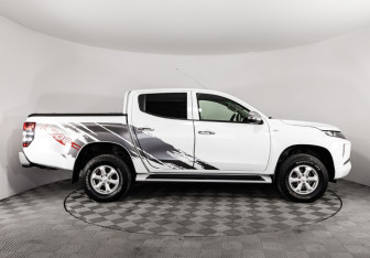 Подержанный автомобиль Mitsubishi L200 2022 года (5 фото)