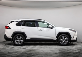 Подержанный автомобиль Toyota RAV4 2019 года (4 фото)