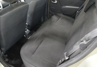 Подержанный автомобиль Renault Sandero 2013 года (11 фото)