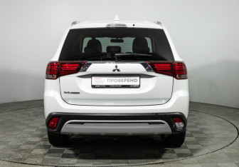 Подержанный автомобиль Mitsubishi Outlander 2019 года (6 фото)
