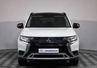 Подержанный автомобиль Mitsubishi Outlander 2021 года (2 фото)