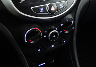 Подержанный автомобиль Hyundai Solaris Hatchback 2011 года (15 фото)