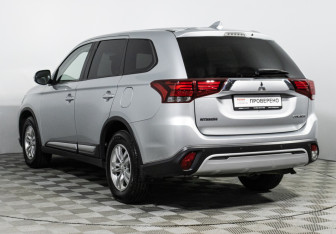Подержанный автомобиль Mitsubishi Outlander 2019 года (7 фото)