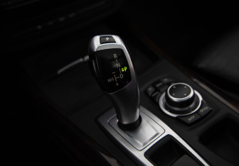 Подержанный автомобиль BMW X5 2008 года (14 фото)