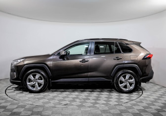 Подержанный автомобиль Toyota RAV4 2021 года (8 фото)