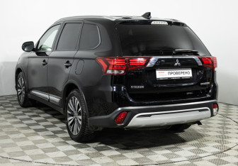 Подержанный автомобиль Mitsubishi Outlander 2019 года (7 фото)