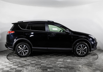 Подержанный автомобиль Toyota RAV4 2018 года (4 фото)