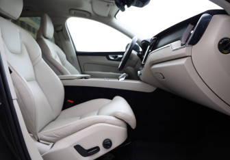 Подержанный автомобиль Volvo XC60 2021 года (24 фото)