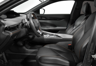 Подержанный автомобиль Changan UNI-V 2023 года (12 фото)