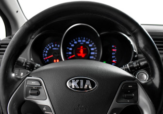 Подержанный автомобиль Kia Rio Hatchback 2016 года (18 фото)