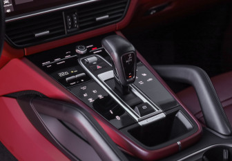 Подержанный автомобиль Porsche Cayenne 2020 года (24 фото)
