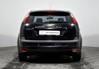 Подержанный автомобиль Ford Focus Hatchback 2006 года (6 фото)