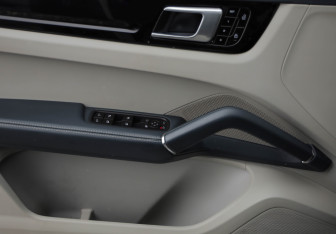 Подержанный автомобиль Porsche Cayenne 2019 года (24 фото)