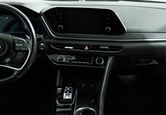 Подержанный автомобиль Hyundai Sonata 2019 года (14 фото)