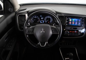 Подержанный автомобиль Mitsubishi Outlander 2019 года (10 фото)