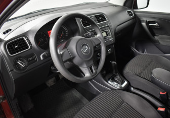 Подержанный автомобиль Volkswagen Polo Sedan 2012 года (9 фото)
