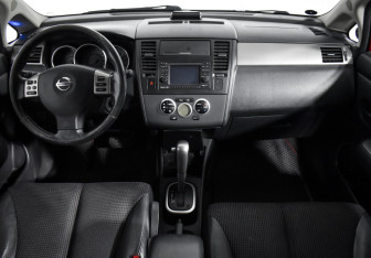 Подержанный автомобиль Nissan Tiida Hatchback 2011 года (15 фото)