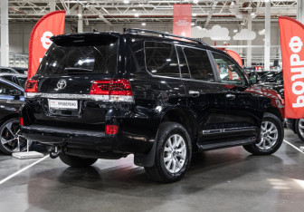 Подержанный автомобиль Toyota Land Cruiser Suv 2018 года (7 фото)
