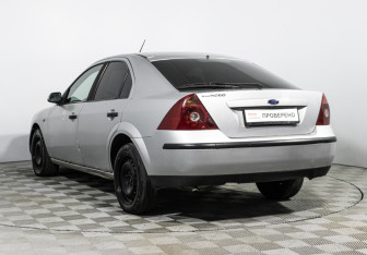 Подержанный автомобиль Ford Mondeo Liftback 2002 года (7 фото)