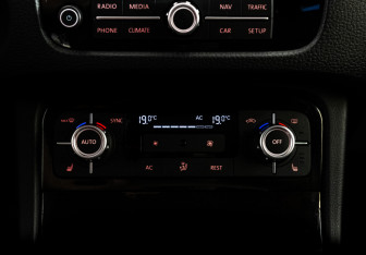 Подержанный автомобиль Volkswagen Touareg 2012 года (17 фото)