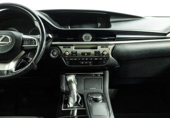 Подержанный автомобиль Lexus ES 2016 года (14 фото)