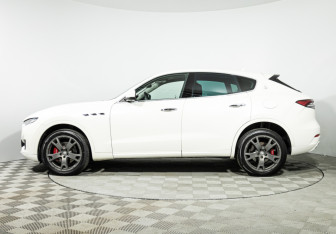 Подержанный автомобиль Maserati Levante 2017 года (8 фото)