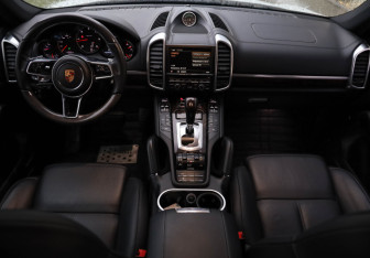 Подержанный автомобиль Porsche Cayenne 2015 года (8 фото)