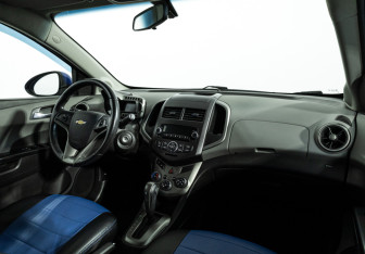 Подержанный автомобиль Chevrolet Aveo Hatchback 2012 года (9 фото)