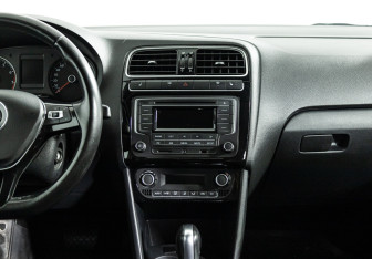 Подержанный автомобиль Volkswagen Polo Sedan 2017 года (14 фото)