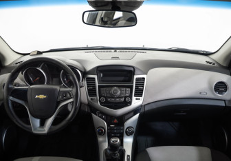 Подержанный автомобиль Chevrolet Cruze Hatchback 2012 года (9 фото)