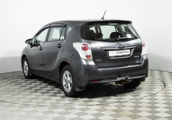 Подержанный автомобиль Toyota Verso 2013 года (7 фото)