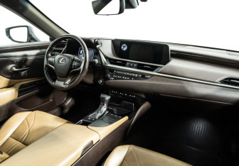 Подержанный автомобиль Lexus ES 2018 года (9 фото)