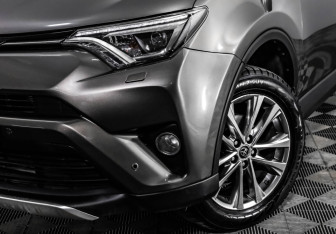 Подержанный автомобиль Toyota RAV4 2017 года (3 фото)
