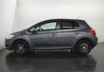 Подержанный автомобиль Toyota Auris Hatchback 2008 года (8 фото)