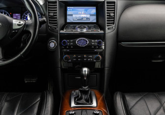 Подержанный автомобиль Infiniti QX70 2015 года (13 фото)