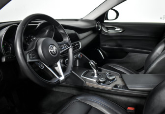 Подержанный автомобиль Alfa Romeo Giulia 2018 года (10 фото)