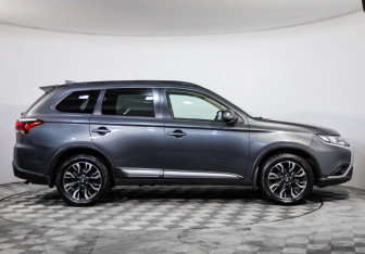 Подержанный автомобиль Mitsubishi Outlander 2022 года (4 фото)