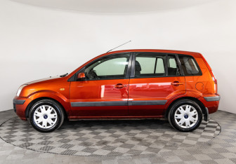 Подержанный автомобиль Ford Fusion 2007 года (8 фото)